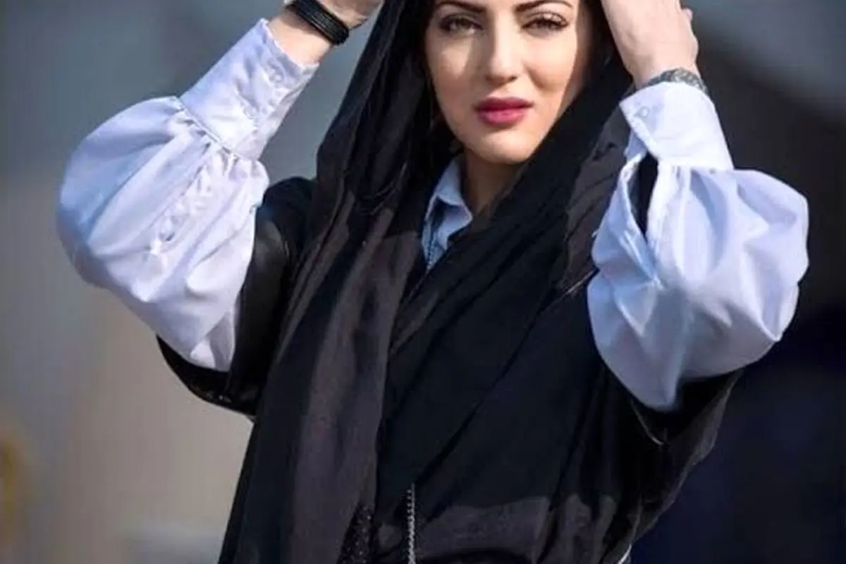 مدل مانتو احرام و مکهای هلیا امامی با طرح بلوچدوزی ایرانی؛ استایلی متفاوت و برازنده بانوی ایرانی