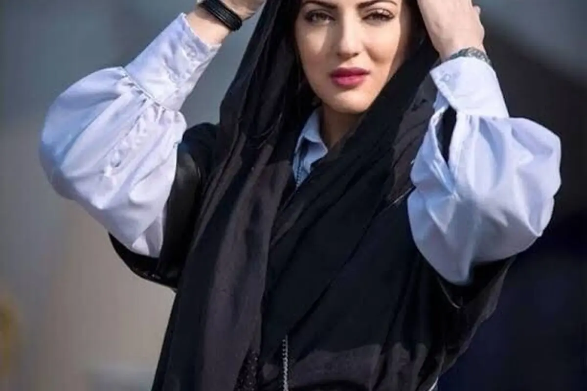 مدل مانتو احرام و مکه‌ای هلیا امامی با طرح بلوچ‌دوزی ایرانی؛ استایلی متفاوت و برازنده بانوی ایرانی