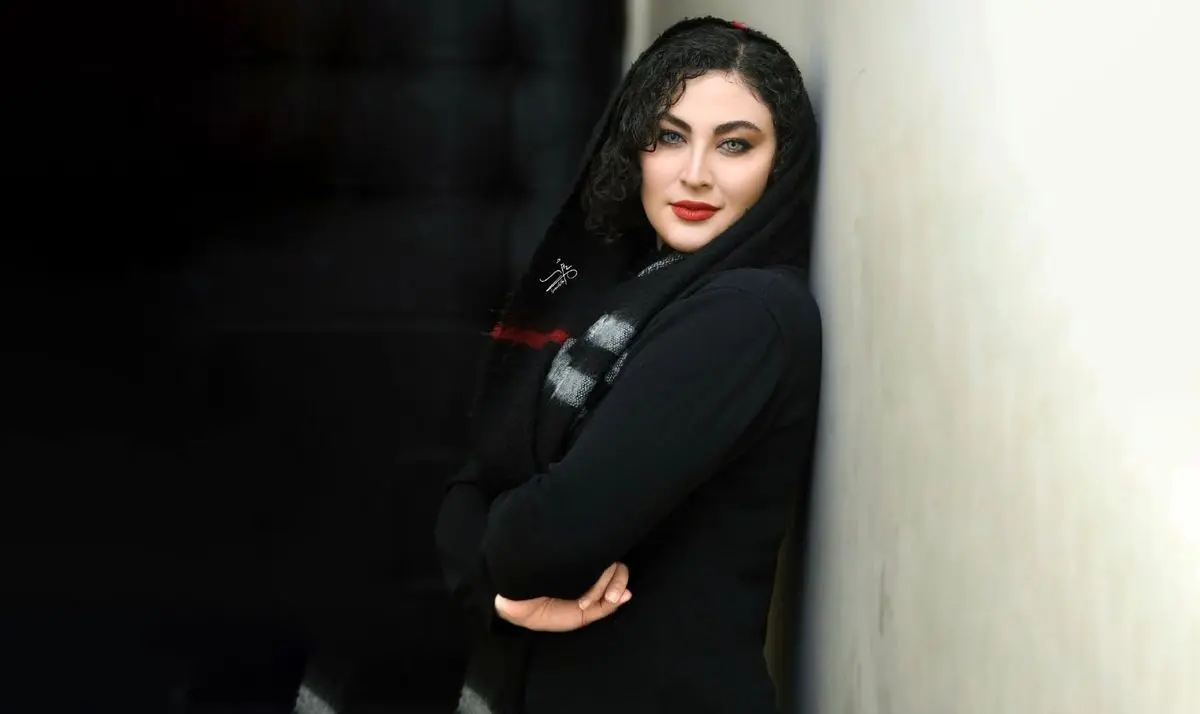 خانه هنری و لوکس مریم مومن؛ نگاهی به دکوراسیون مجلل، گیاهان سبز و سادگی شاعرانه