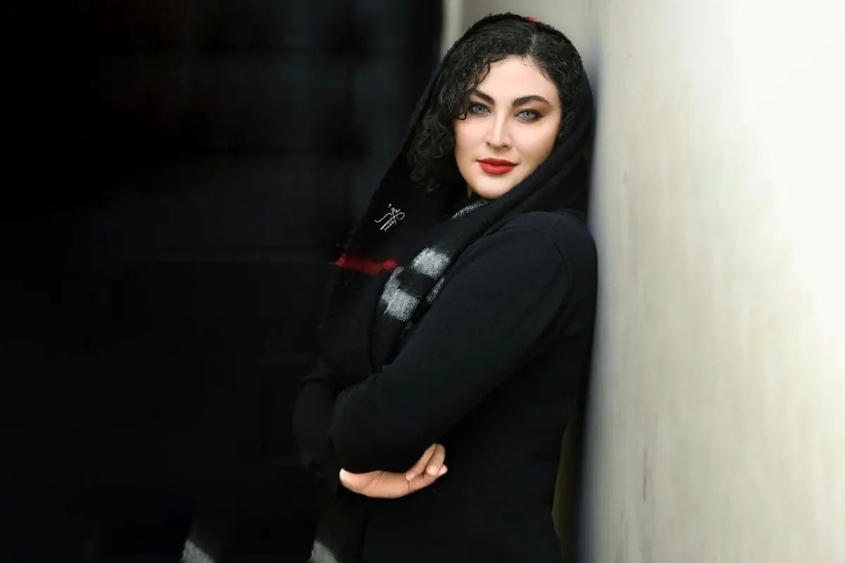 خانه هنری و لوکس مریم مومن؛ نگاهی به دکوراسیون مجلل، گیاهان سبز و سادگی شاعرانه