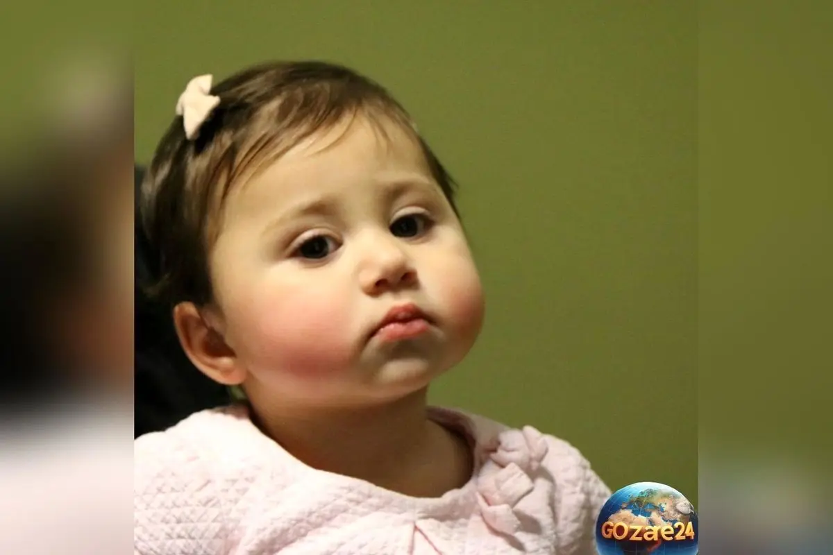 تزئین درخت کریسمس با دستان کوچک نبات استخری؛ لحظه‌ای کودکانه و شادی‌آور در جشن زمستانی