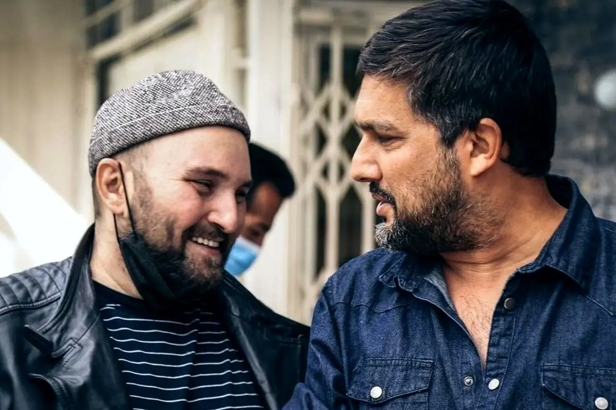 تصویر دیدنی از حامد بهداد و سحر دولتشاهی در کنار گروه فیلم «مفت بر» در جاده زیبای چالوس
