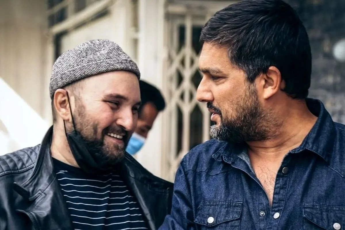 تصویر دیدنی از حامد بهداد و سحر دولتشاهی در کنار گروه فیلم «مفت بر» در جاده زیبای چالوس