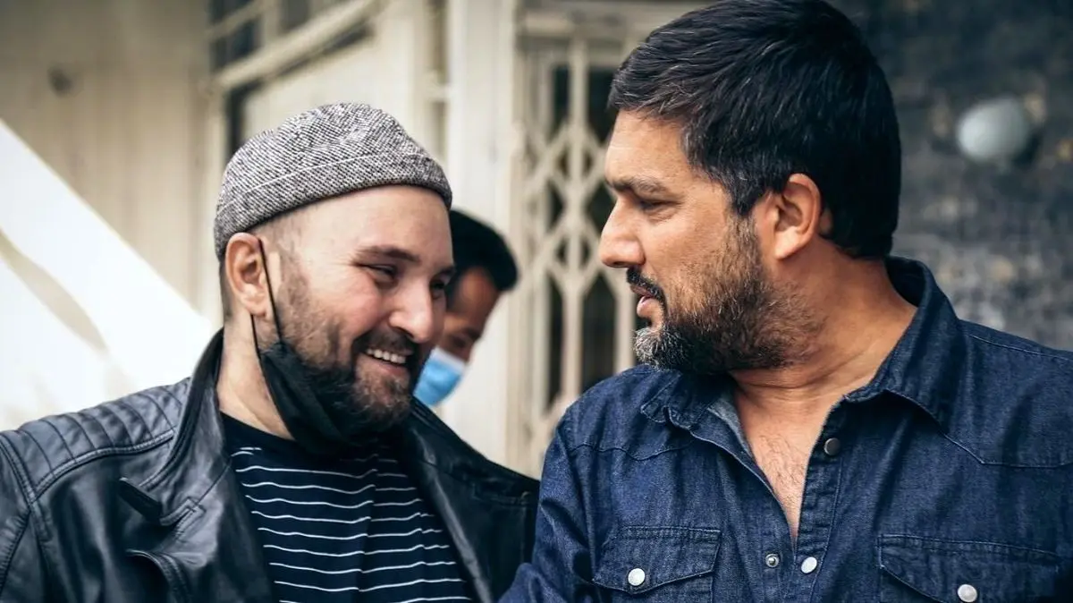 تصویر دیدنی از حامد بهداد و سحر دولتشاهی در کنار گروه فیلم «مفت بر» در جاده زیبای چالوس