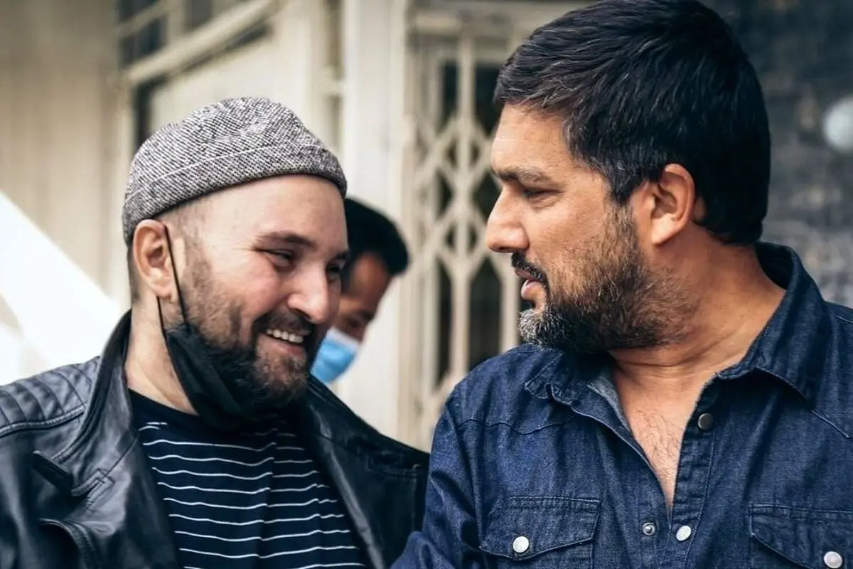 تصویر دیدنی از حامد بهداد و سحر دولتشاهی در کنار گروه فیلم «مفت بر» در جاده زیبای چالوس