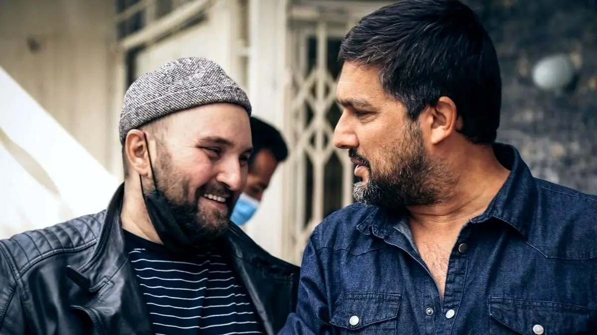 تصویر دیدنی از حامد بهداد و سحر دولتشاهی در کنار گروه فیلم «مفت بر» در جاده زیبای چالوس