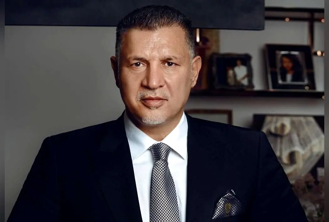 جشن تولد علی دایی با کیک خاص، مبل راحتی و گل‌های رنگارنگ در فضایی دلنشین
