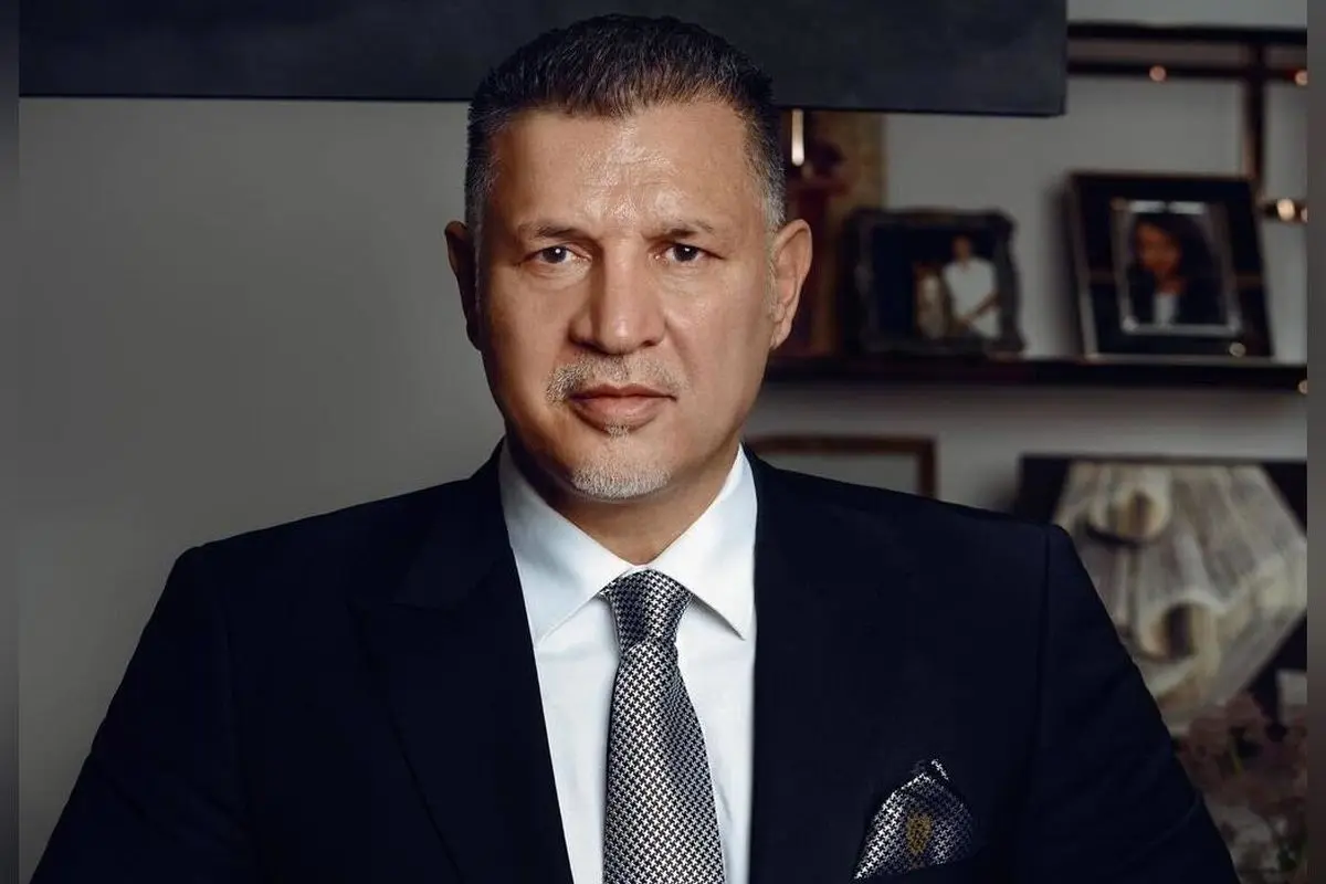 جشن تولد علی دایی با کیک خاص، مبل راحتی و گل‌های رنگارنگ در فضایی دلنشین