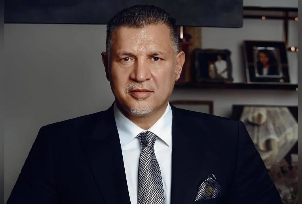 جشن تولد علی دایی با کیک خاص، مبل راحتی و گل‌های رنگارنگ در فضایی دلنشین