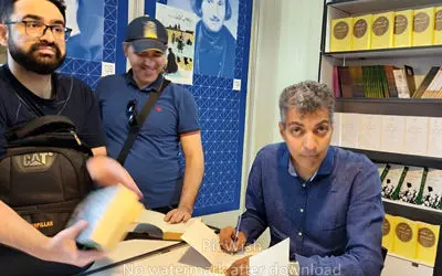 صف طولانی برای امضا گرفتن از عادل فردوسی‌پور در نمایشگاه کتاب 1404