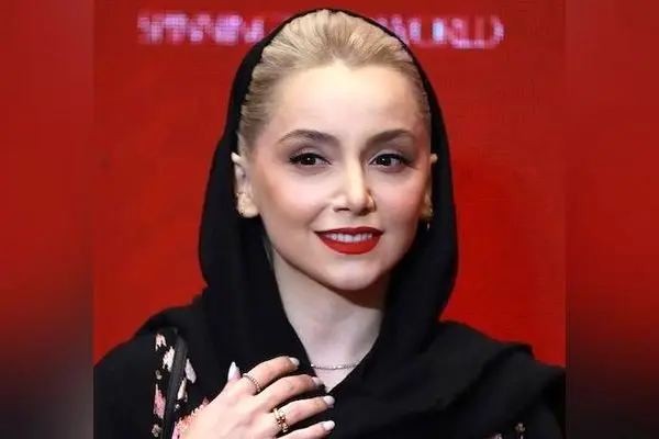 نازنین بیاتی با دکوراسیون ایرانی و آینه‌کاری سنتی؛ یادگاری خاص در کافه‌ای دلنشین