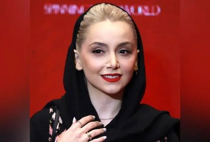 نازنین بیاتی با دکوراسیون ایرانی و آینه‌کاری سنتی؛ یادگاری خاص در کافه‌ای دلنشین