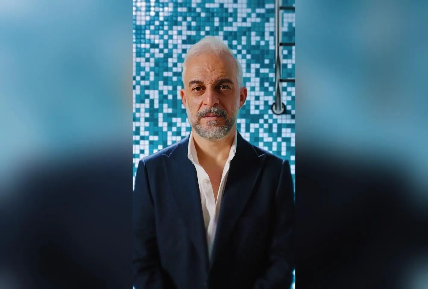کاظم سیاحی در جمع بازیگران فیلم سینمایی «استخر» به کارگردانی سروش صحت با حضور امین حیایی، سحر دولتشاهی و مهران مدیری