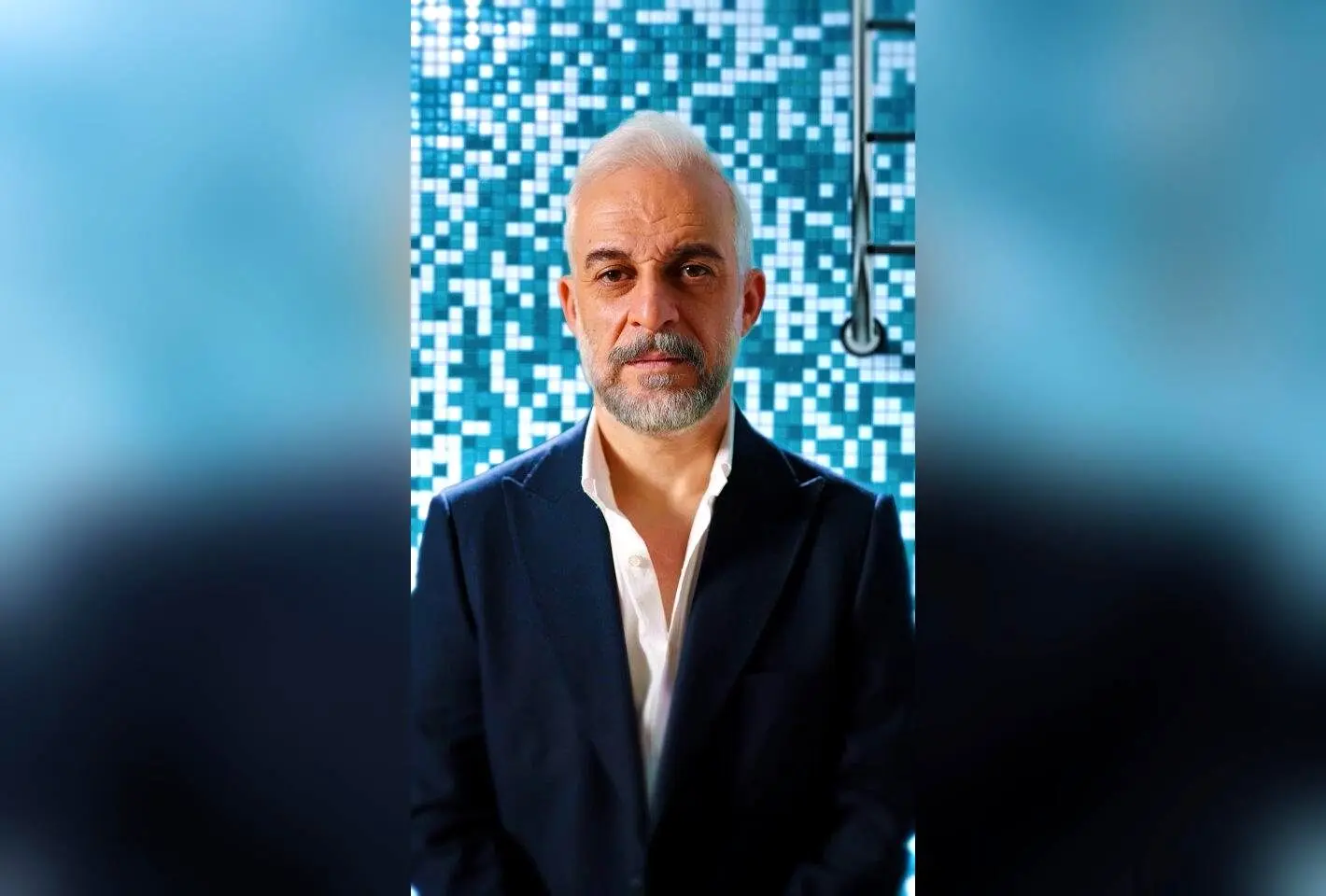 کاظم سیاحی در جمع بازیگران فیلم سینمایی «استخر» به کارگردانی سروش صحت با حضور امین حیایی، سحر دولتشاهی و مهران مدیری