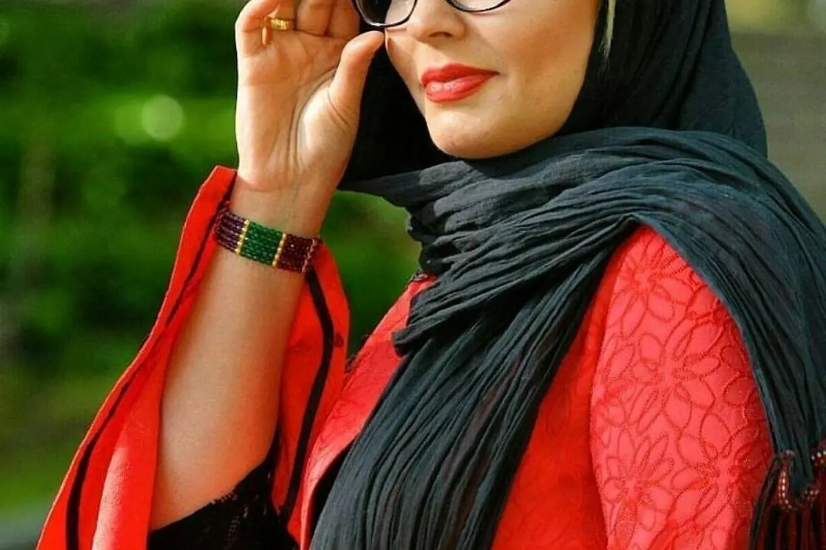 استایل کلاسیک و دلربای سپیده خداوردی در میان گلهای سفید؛ نگاهی به چهره و زندگی هنری او