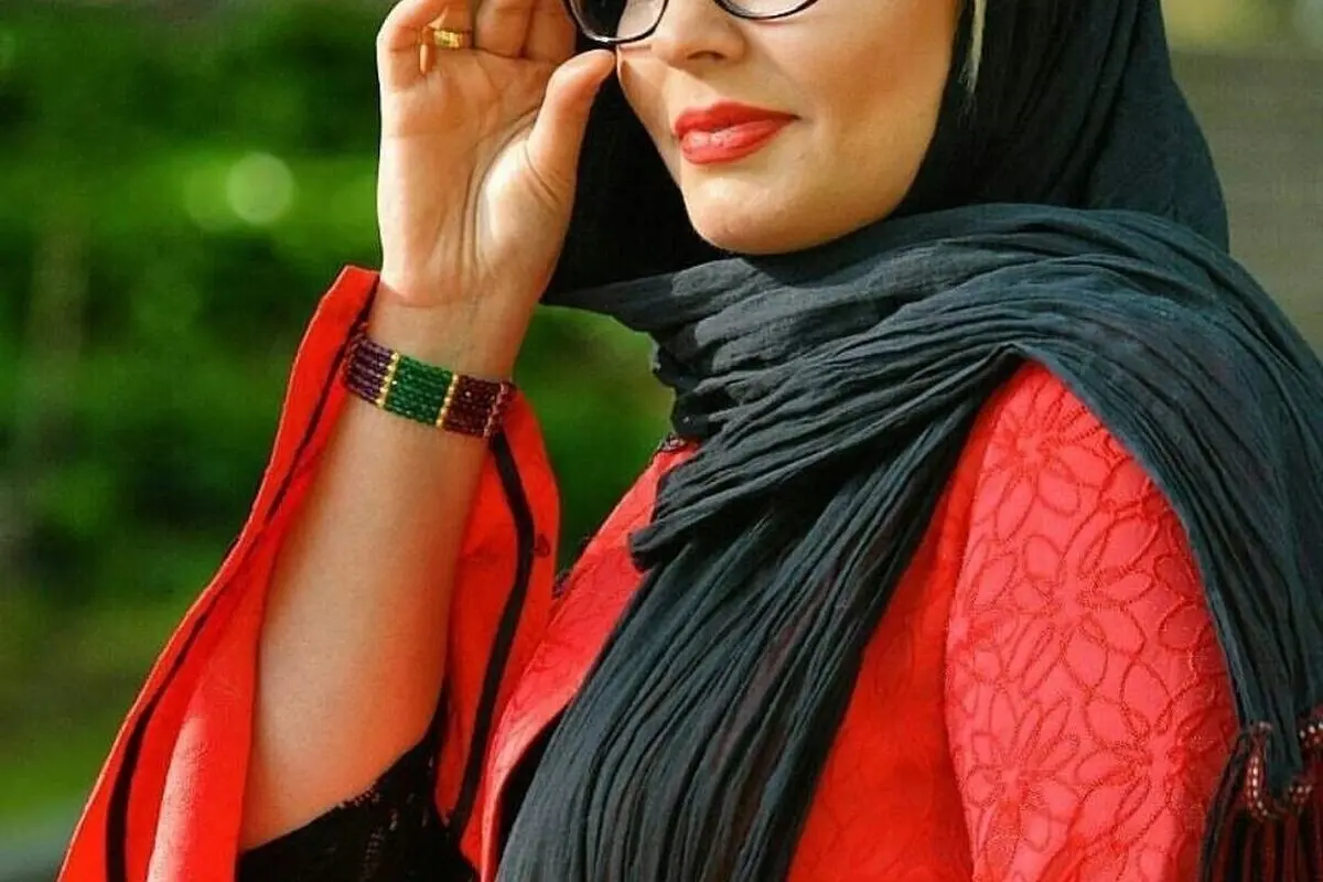 استایل کلاسیک و دلربای سپیده خداوردی در میان گل‌های سفید؛ نگاهی به چهره و زندگی هنری او