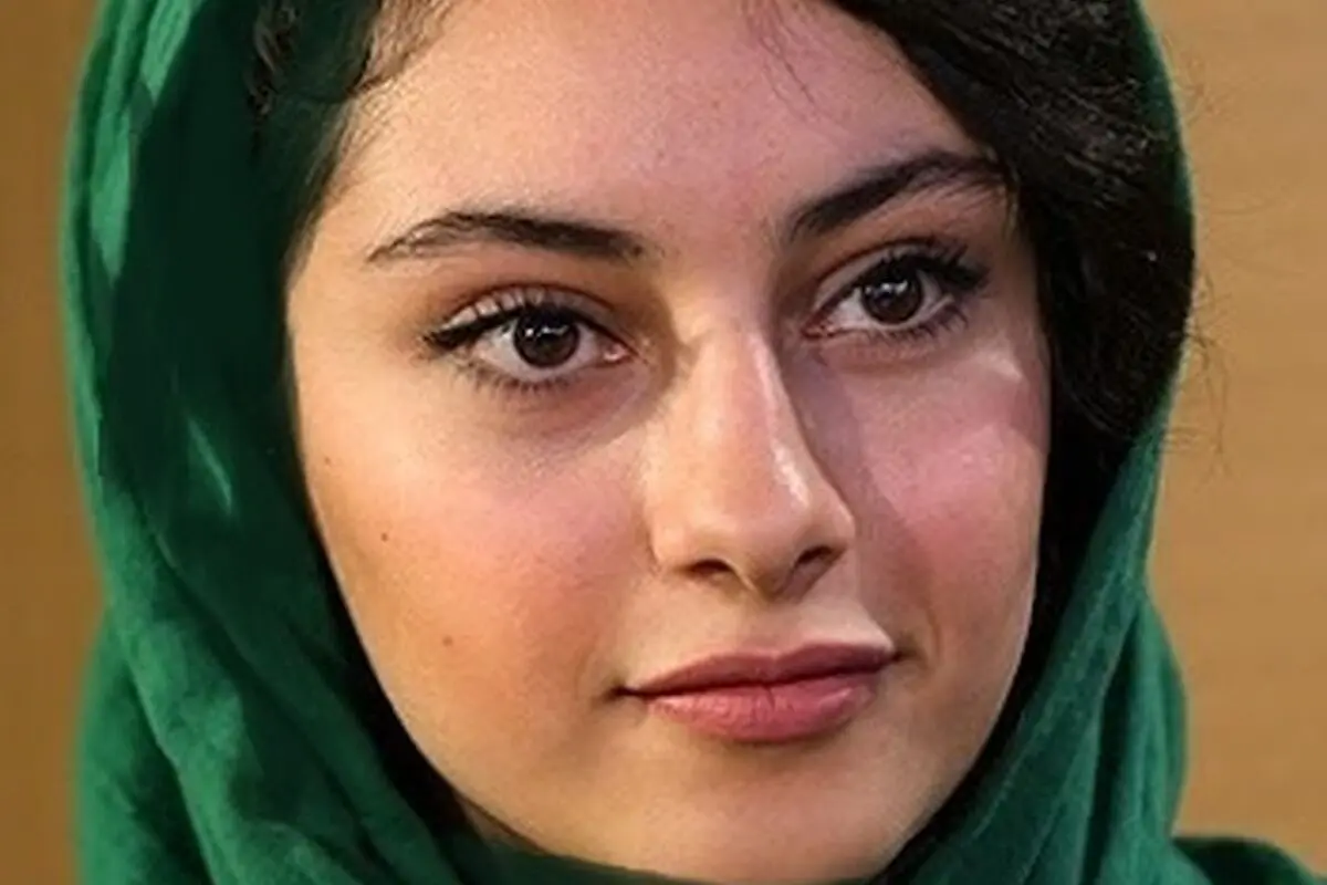 تیپ و استایل متفاوت و شیک ترلان پروانه با مانتو قرمز و کلاه مشکی، دیدنی و الهام‌بخش