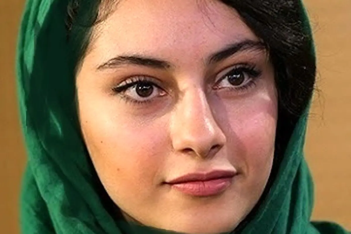 تیپ و استایل متفاوت و شیک ترلان پروانه با مانتو قرمز و کلاه مشکی، دیدنی و الهامبخش