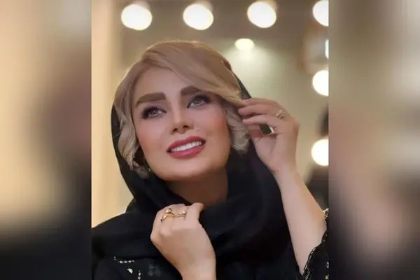 دکوراسیون لوکس خانه خانم صبا راد با مبل چستر، تابلو هنری و آباژور کلاسیک در رنگ‌های مشکی، طلایی و صورتی