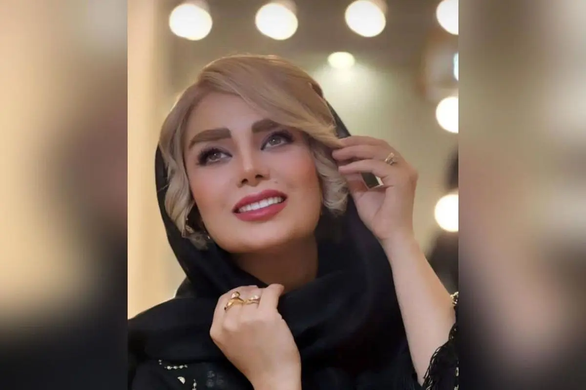 دکوراسیون لوکس خانه خانم صبا راد با مبل چستر، تابلو هنری و آباژور کلاسیک در رنگ‌های مشکی، طلایی و صورتی