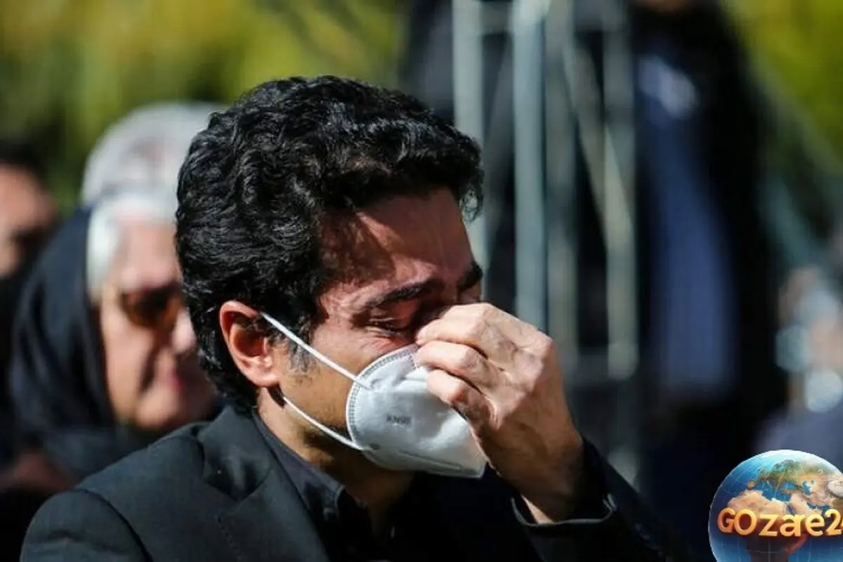 میز عزای ساده و دلنشین محمدرضا شجریان با قاب عکس و شمع؛ یاد و خاطره‌ای بی‌تکلف و معنوی