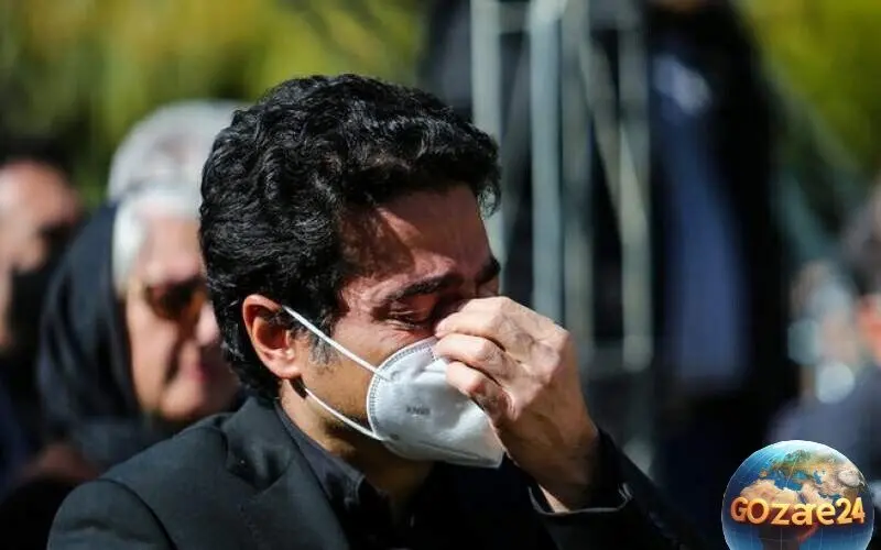 میز عزای ساده و دلنشین محمدرضا شجریان با قاب عکس و شمع؛ یاد و خاطره‌ای بی‌تکلف و معنوی