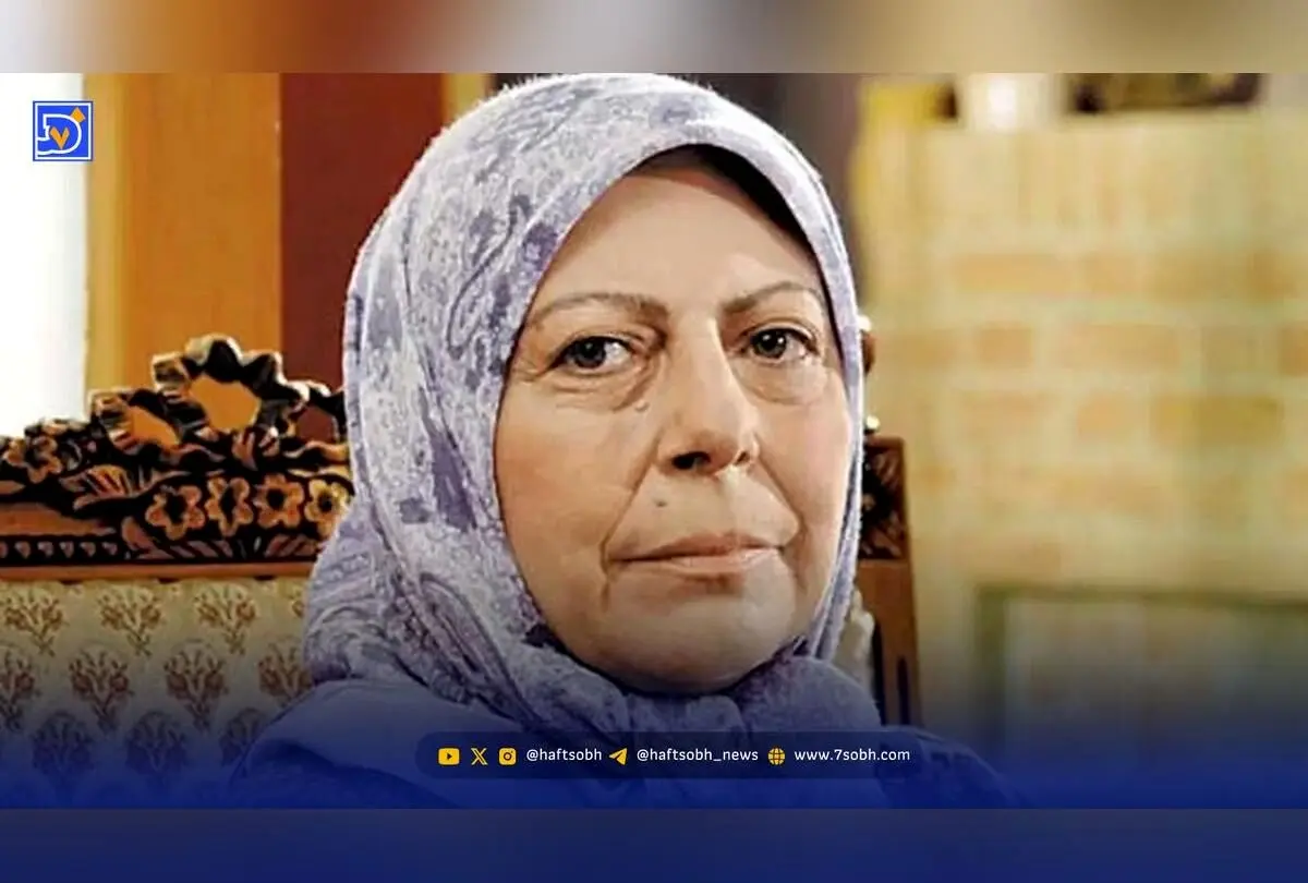 ثریا قاسمی در ۸۲ سالگی با استایل رنگارنگ و پرانرژی در کنار پسرش؛ نماد سرزندگی و پویایی در هنر ایران