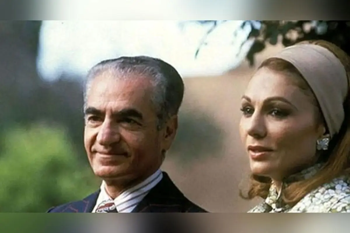 عکس قدیمی سفر در زمان: میز و صندلی حصیری حیاط خانه فرح پهلوی در دوران ایران قبل از انقلاب