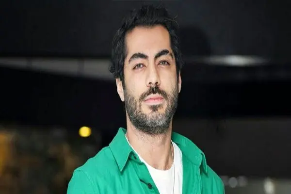 نوید پورفرج با استایل راحتی و ساعت میلیاردی در مراسم اکران «بی‌سر و صدا» توجه همگان را جلب کرد