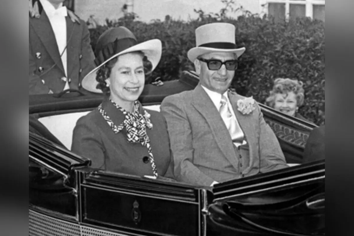 تصویری نادر از ملکه الیزابت و محمدرضا پهلوی در بازدید از جواهرات سلطنتی ایران در سال ۱۳۳۹