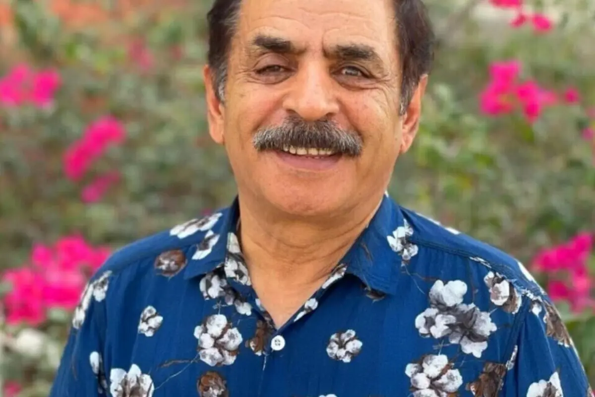 قدرت‌الله ایزدی در نقش جوکر در حال خواندن کتاب همسر رئیس‌جمهور آمریکا! + تصویر متفاوت و جالب