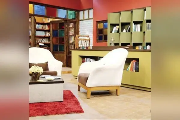 برنامه کتاب باز با دکور رنگی و عناصر ایرانی، فضایی دنج و صمیمی برای علاقه‌مندان به کتاب و فرهنگ