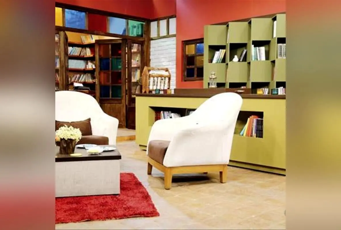 برنامه کتاب باز با دکور رنگی و عناصر ایرانی، فضایی دنج و صمیمی برای علاقه‌مندان به کتاب و فرهنگ