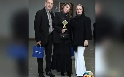 لحظه باشکوه اهدای جایزه بهترین بازیگر نقش اول مکمل زن به صدف اسپهبدی در جشن انجمن منتقدان ایران + تشکر ویژه از والدین شیک‌پوش و با کلاس