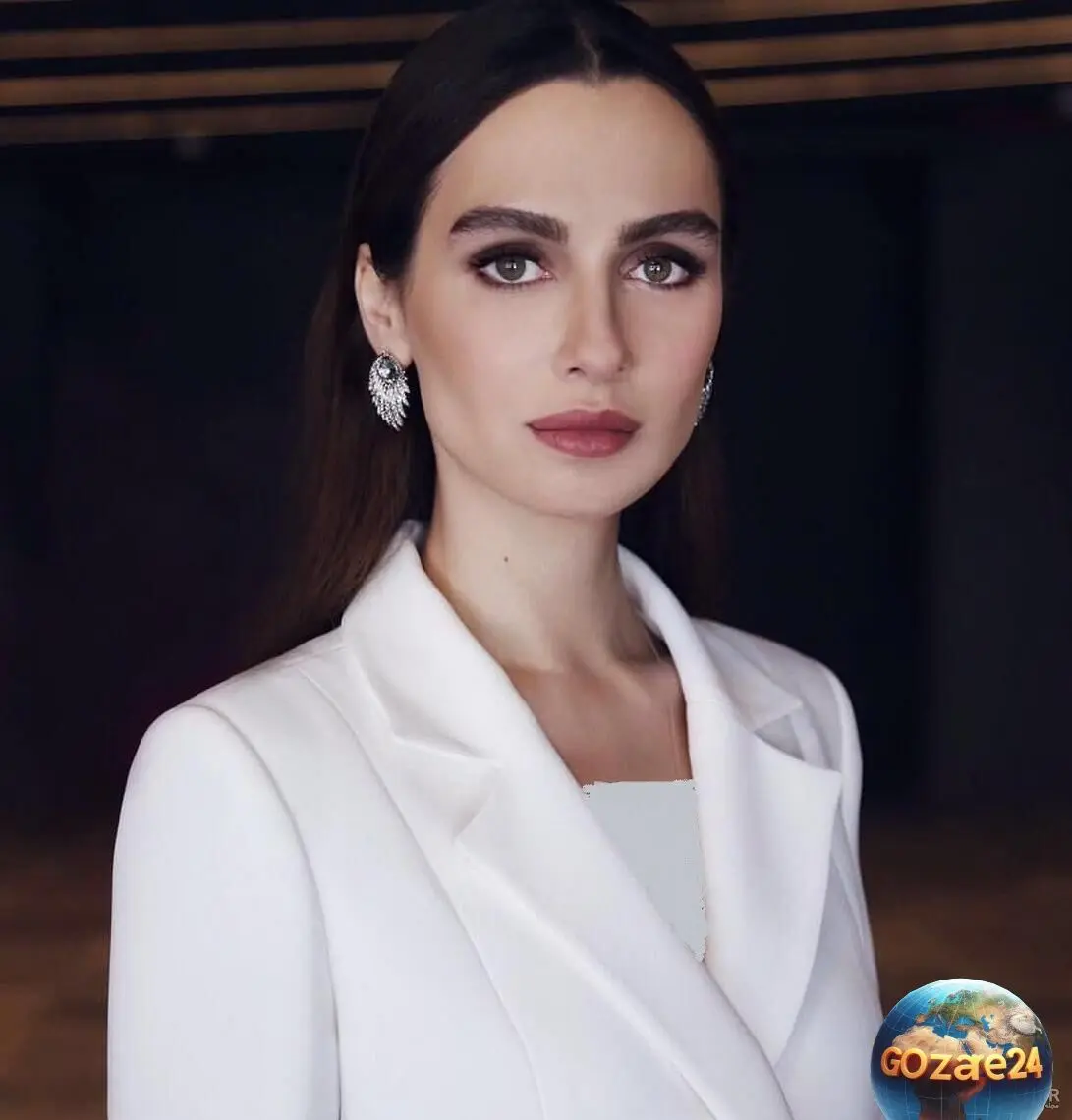 تصاویر جدید بیرجه آکالای در کافه‌ای رنگارنگ و سنتی با استایل شیک و جذاب