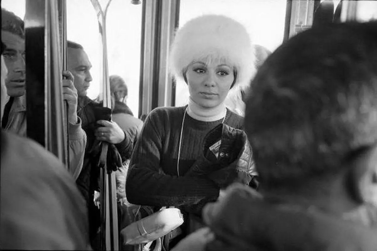 تصویر نادر از فرح دیبا در حال بازی با الاغ سلطنتی و لحظه‌ای متفاوت از سفر زمان