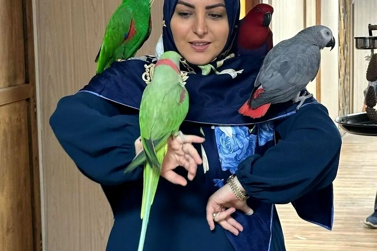 المیرا شریفی مقدم در برنامه صبحگاهی با طوطی‌ها بازی می‌کند + ویدیو لحظه‌های بامزه و بدون ترس