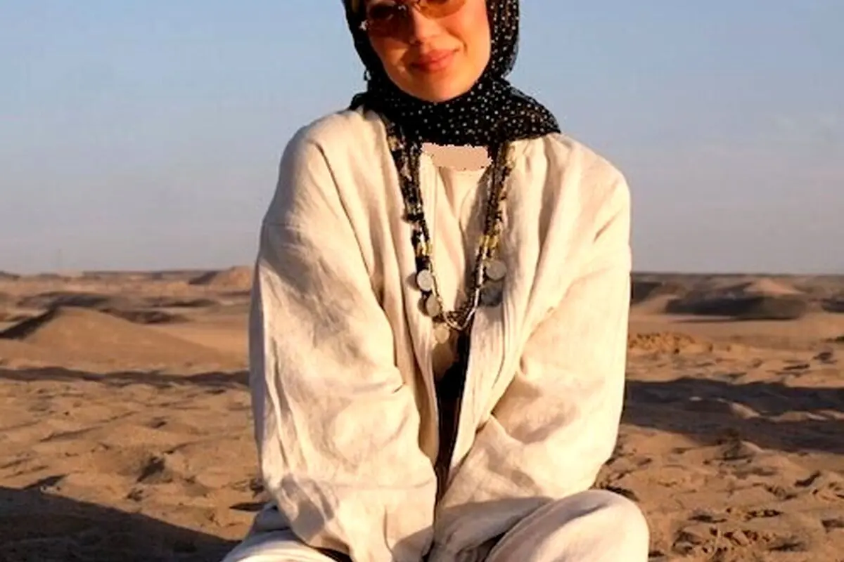 دسته‌گل باکلاس مینا مختاری در حیاط قدیمی، عشق آقای بازیگر به خانم خانوما را نشان می‌دهد