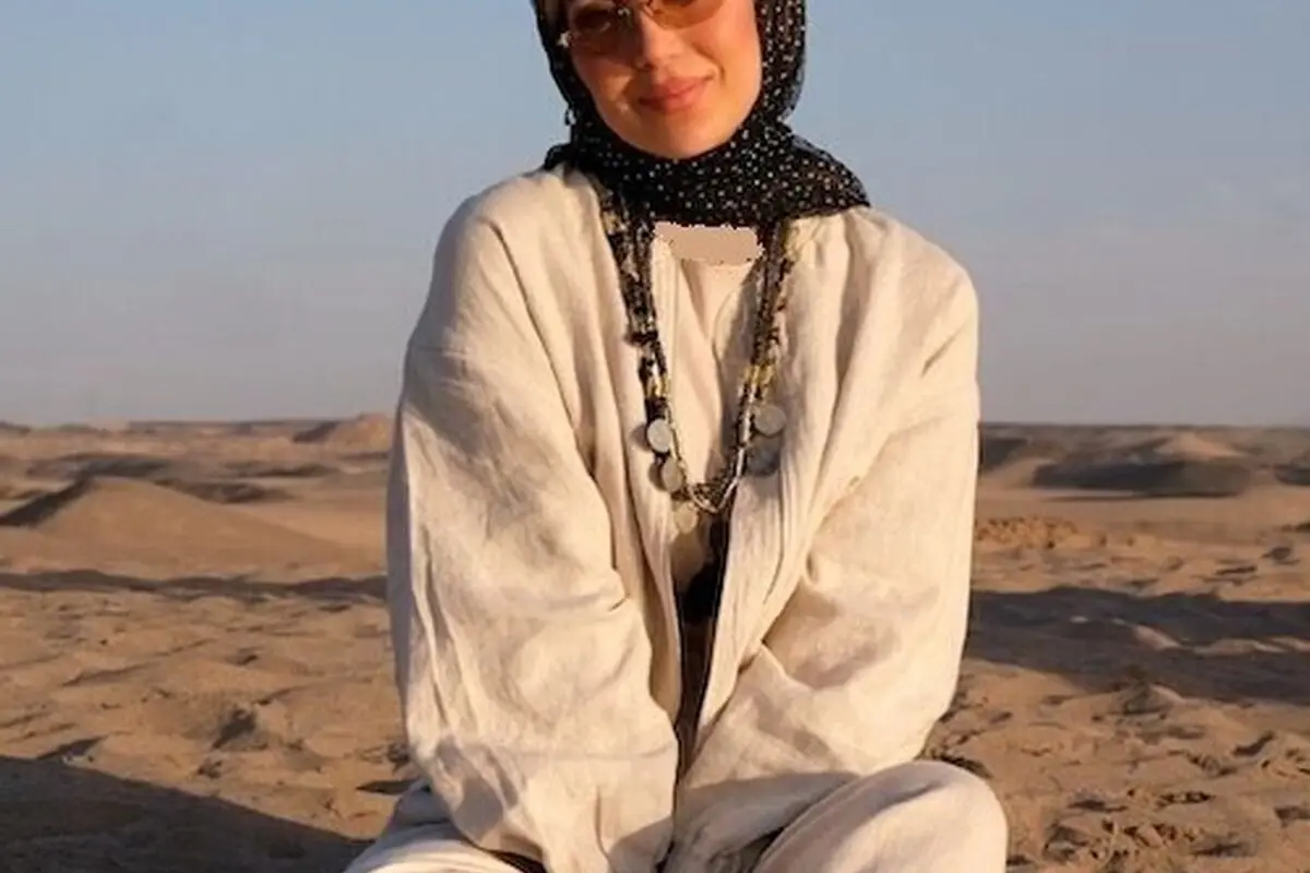 دسته‌گل باکلاس مینا مختاری در حیاط قدیمی، عشق آقای بازیگر به خانم خانوما را نشان می‌دهد