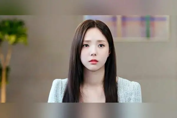 ستاره کره‌ای چه سو بین در جشن کریسمس با استایل لوکس در کافه‌ای جذاب دیده شد