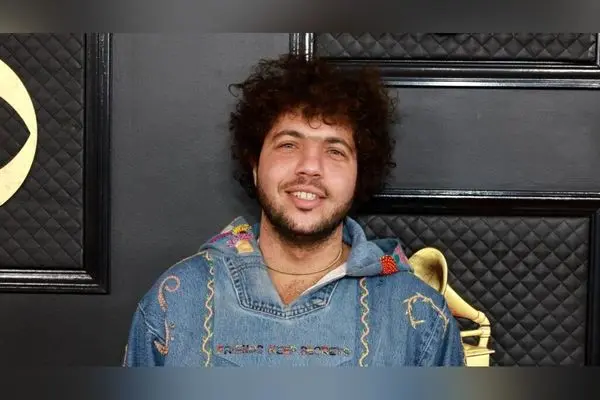 مبل رنگارنگ و آشپزخانه سفید مدرن، جذاب‌ترین مرد سال ۲۰۲۴ در دنیای طراحی داخلی