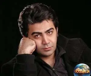 تصویر فرزاد حسنی و ماشین رویایی او؛ مجری محبوب سوار بر هواپیمای خیالی در کنار خودرو لوکس