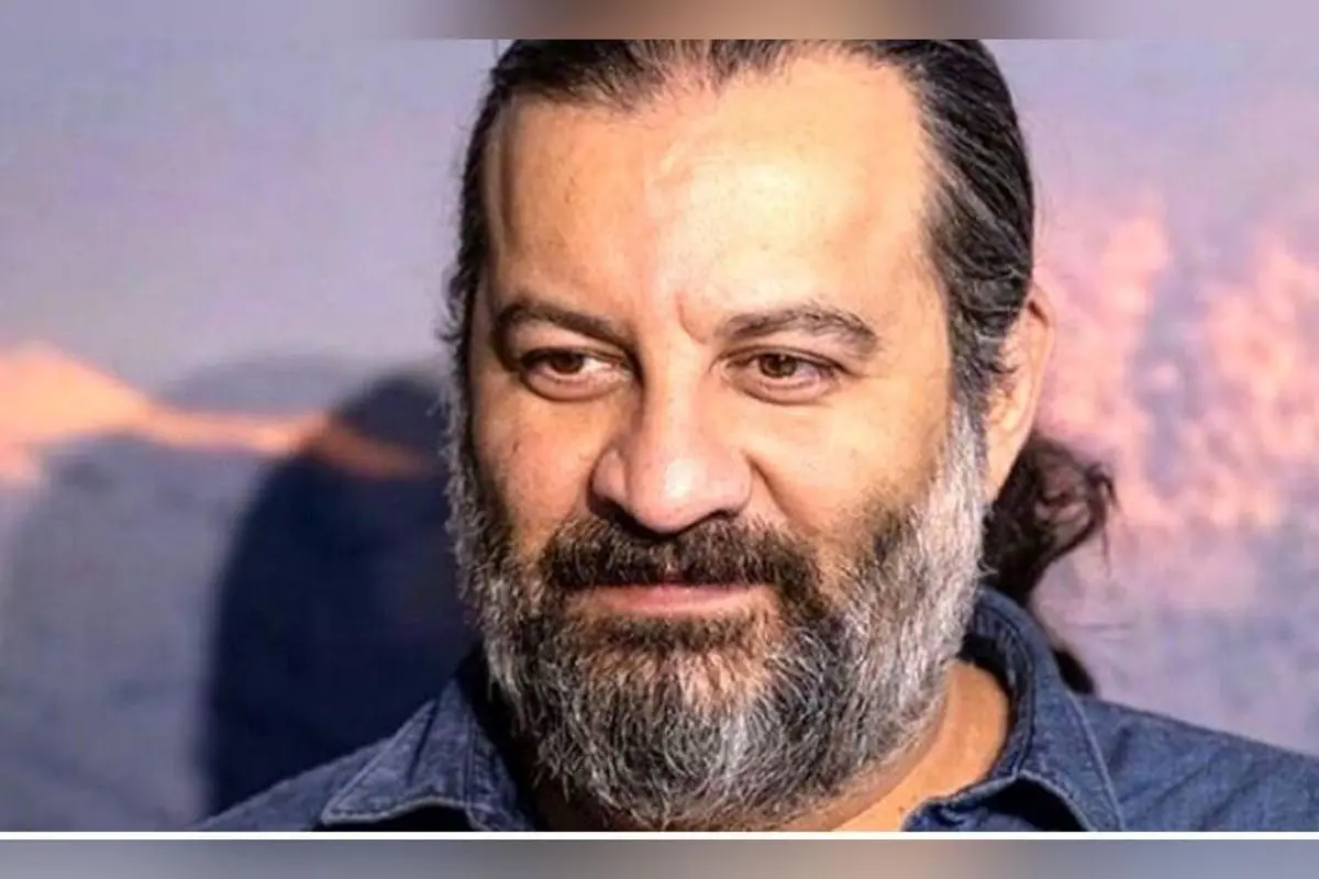 تصاویر جدید از جشن تولد 53 سالگی مهراب قاسم‌خانی با کتابخانه مدرن و دکوراسیون جذاب