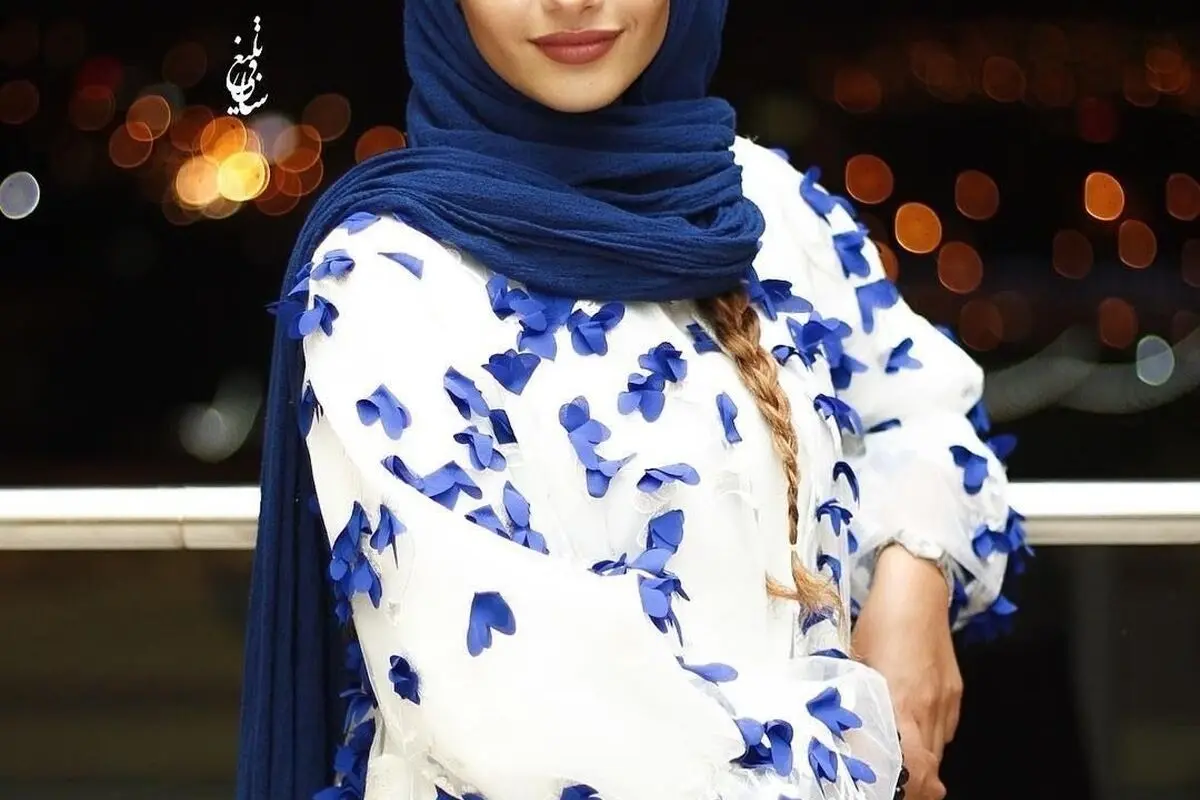ترلان پروانه در استایل مجلسی مشکی با آستین‌های پفی و توری، ظاهر زنانه و جذابی را به نمایش گذاشت
