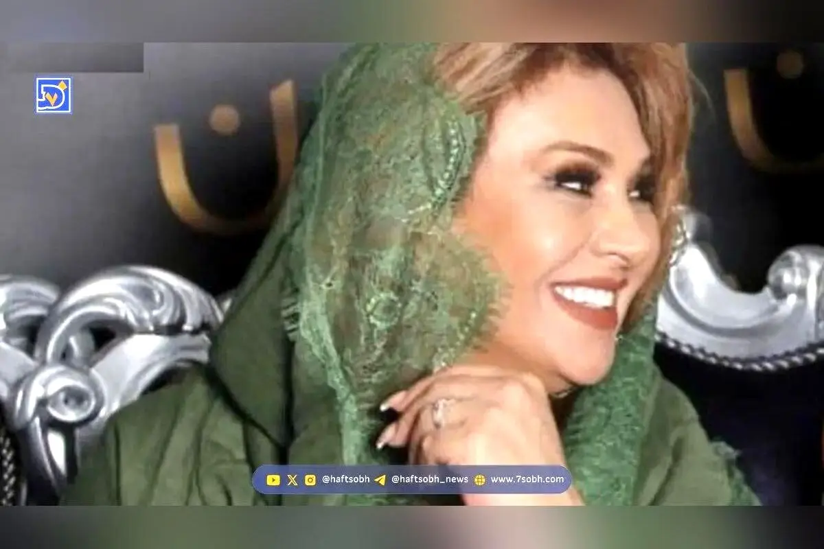 تصویر نسرین مقانلو در جوانی کنار درب قدیمی خانه؛ لحظه‌ای نوستالژیک از دوران گذشته