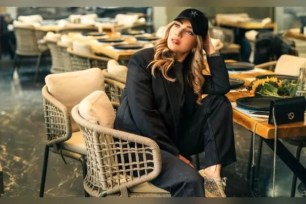 دیزاین لاکچری و مدرن در کافه‌ای با طراحی شانزلیزه پاریس توسط متین ستوده