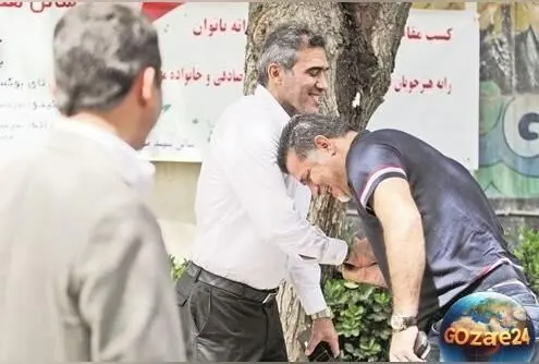 تصویر قدیمی و جذاب از علی دایی و احمدرضا عابدزاده در ورزشگاه آزادی؛ جایزه اسکناسی 100 هزار تومانی در دهه هفتاد فوتبال ایران