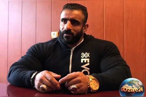 تصویر غمزده هادی چوپان در مراسم وداع با خلیل عقاب؛ پهلوان شیرازی در زورخانه و مراسم خاکسپاری قهرمان ملی