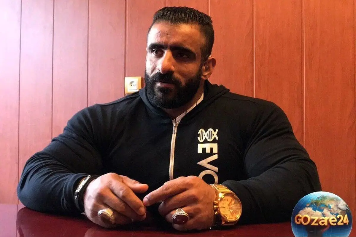 تصویر غمزده هادی چوپان در مراسم وداع با خلیل عقاب؛ پهلوان شیرازی در زورخانه و مراسم خاکسپاری قهرمان ملی