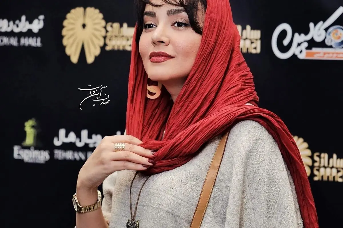 استایل شیک و باکلاس ندا قاسمی در گالری نقاشی و لحظه‌ای خاص در صفحه اینستاگرامش